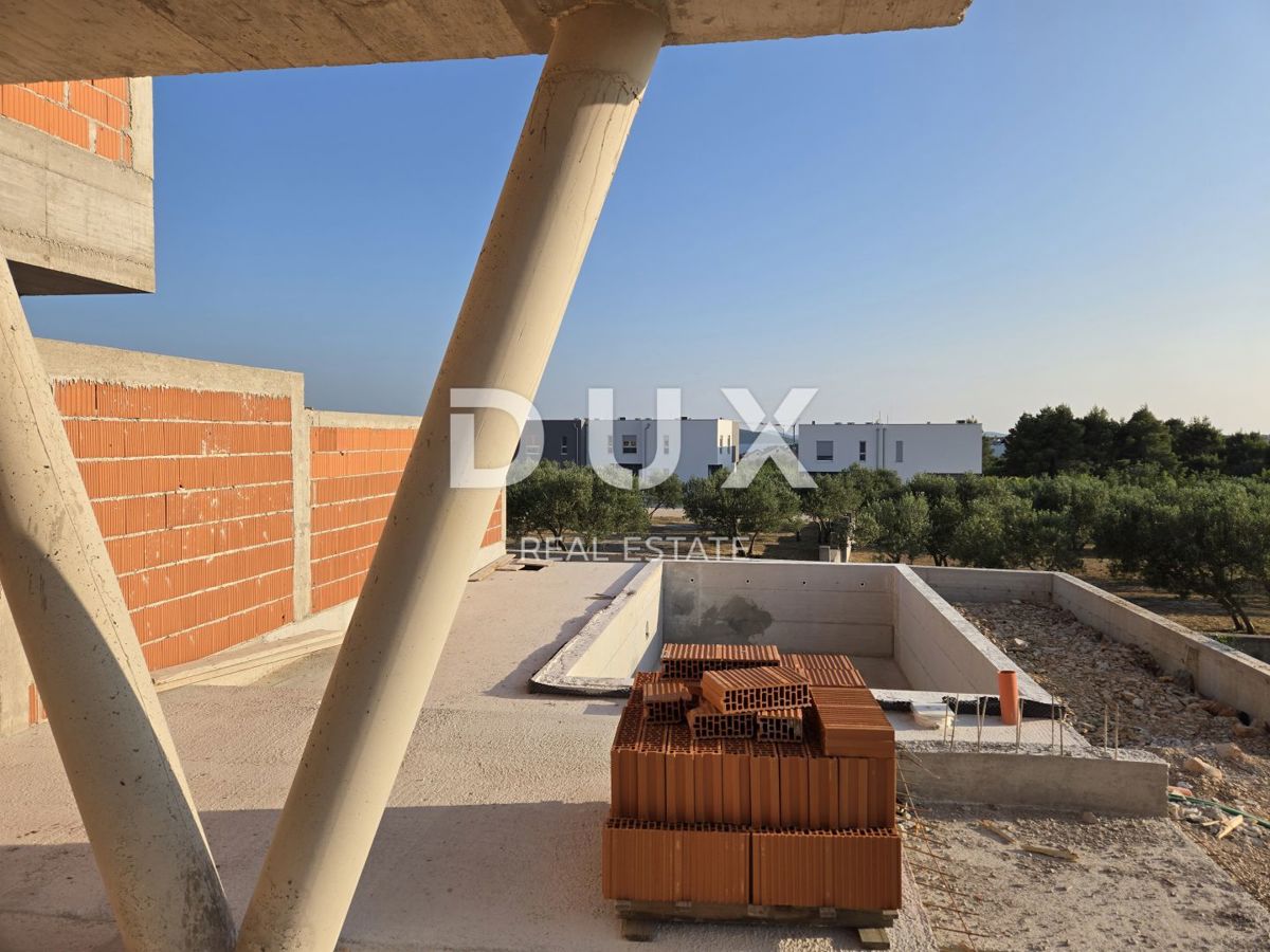 SEBENICO, VODICE - Un'elegante oasi al piano terra con giardino privato e piscina, ideale per una vita tranquilla in riva al mare