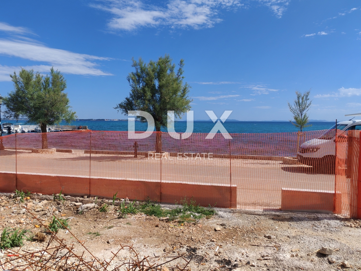 ZADAR, VIR - Lussuoso appartamento con giardino, prima fila al mare! AS1