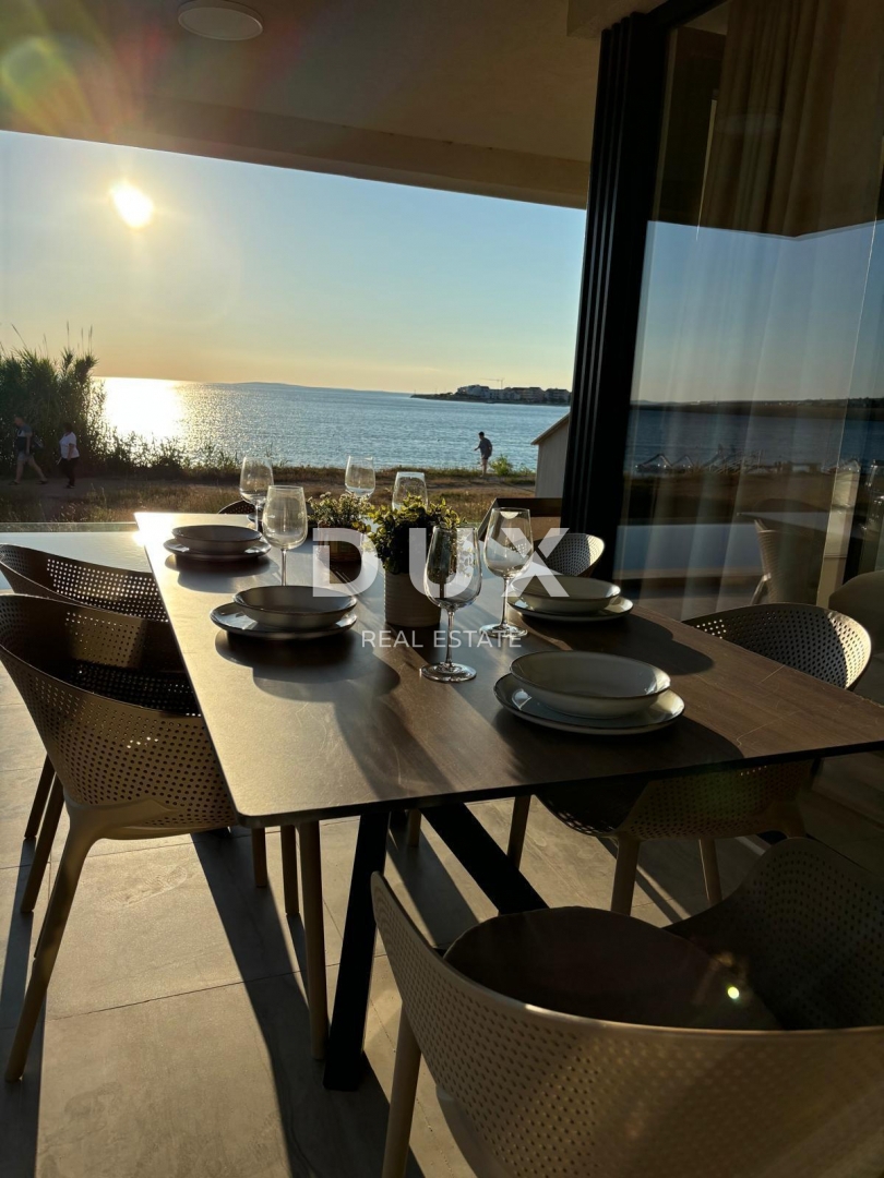 ISOLA DI PAG, POVLJANA - Appartamento con 2 camere da letto e soggiorno, 78 m2, prima fila al mare