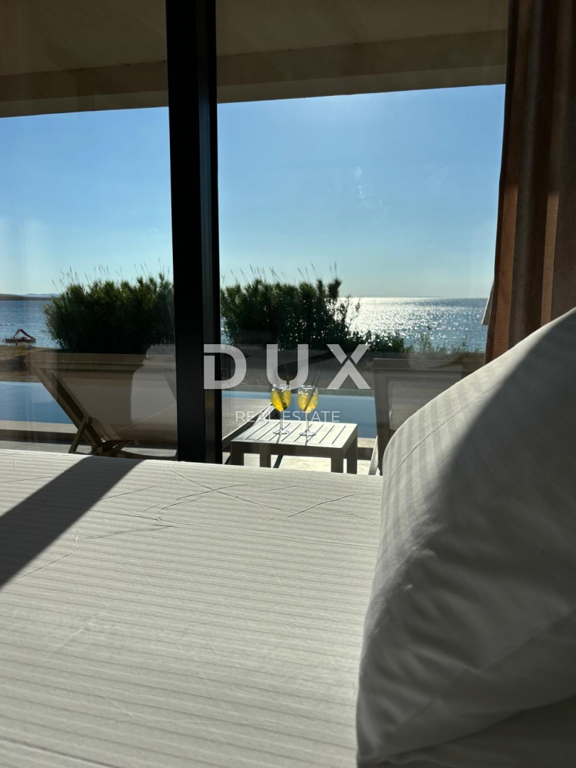 ISOLA DI PAG, POVLJANA - Appartamento con 2 camere da letto e soggiorno, 78 m2, prima fila al mare