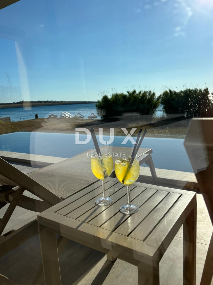 ISOLA DI PAG, POVLJANA - Appartamento con 2 camere da letto e soggiorno, 78 m2, prima fila al mare