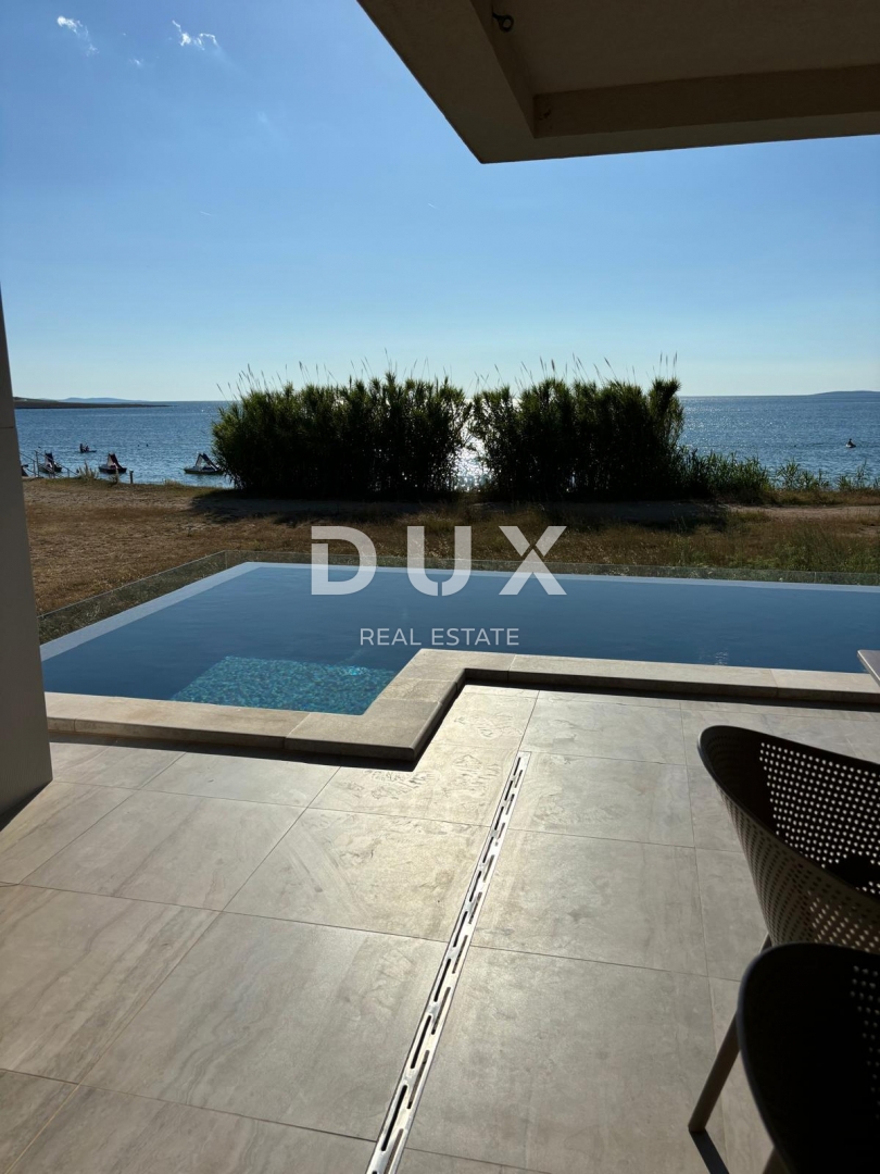 ISOLA DI PAG, POVLJANA - Appartamento con 2 camere da letto e soggiorno, 78 m2, prima fila al mare