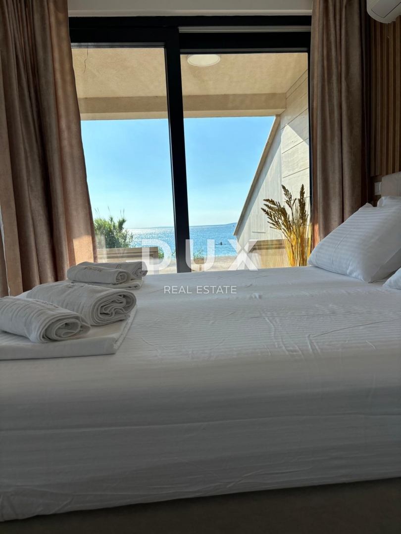 ISOLA DI PAG, POVLJANA - Appartamento con 2 camere da letto e soggiorno, 78 m2, prima fila al mare