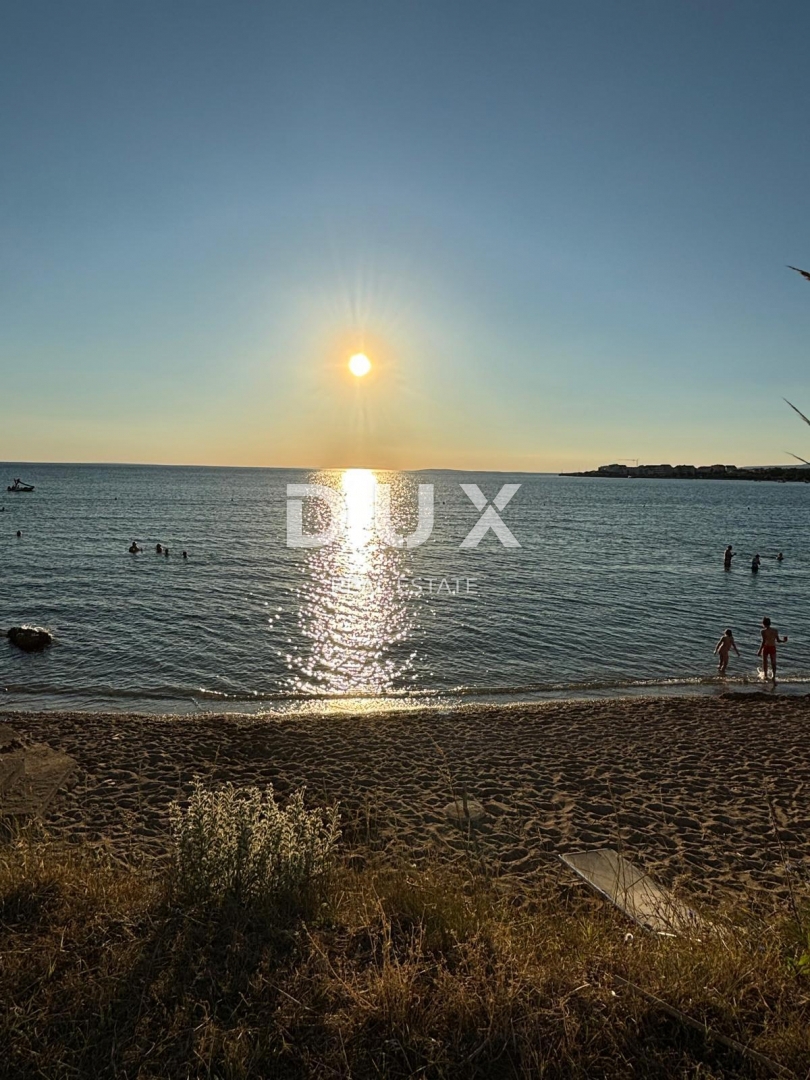 ISOLA DI PAG, POVLJANA - Appartamento con 2 camere da letto e soggiorno, 78 m2, prima fila al mare