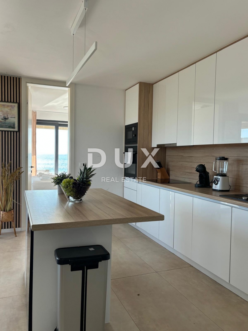 ISOLA DI PAG, POVLJANA - Appartamento con 2 camere da letto e soggiorno, 78 m2, prima fila al mare