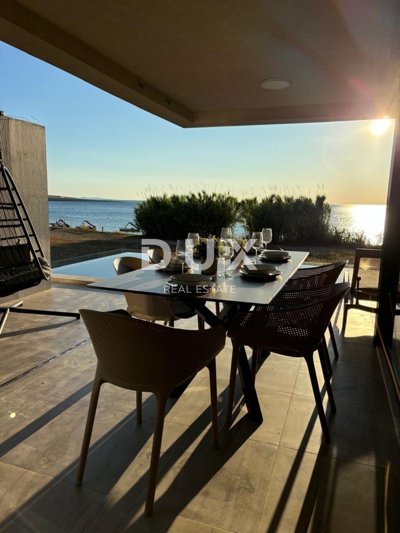 ISOLA DI PAG, POVLJANA - Appartamento con 2 camere da letto e soggiorno, 78 m2, prima fila al mare