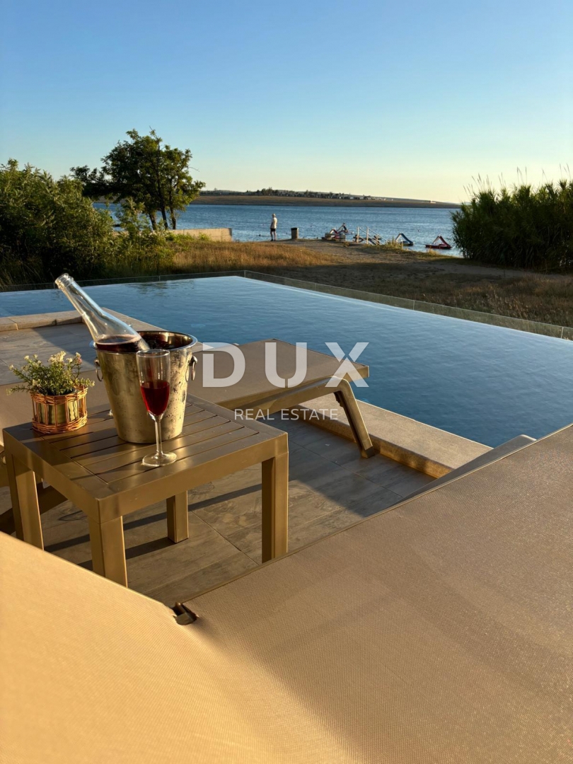 ISOLA DI PAG, POVLJANA - Appartamento con 2 camere da letto e soggiorno, 78 m2, prima fila al mare