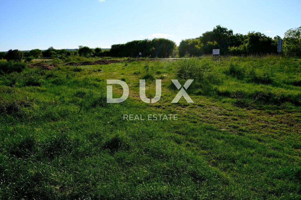 ZADAR, POLJICA BRIG - Terreno edificabile vicino alla strada principale! P2