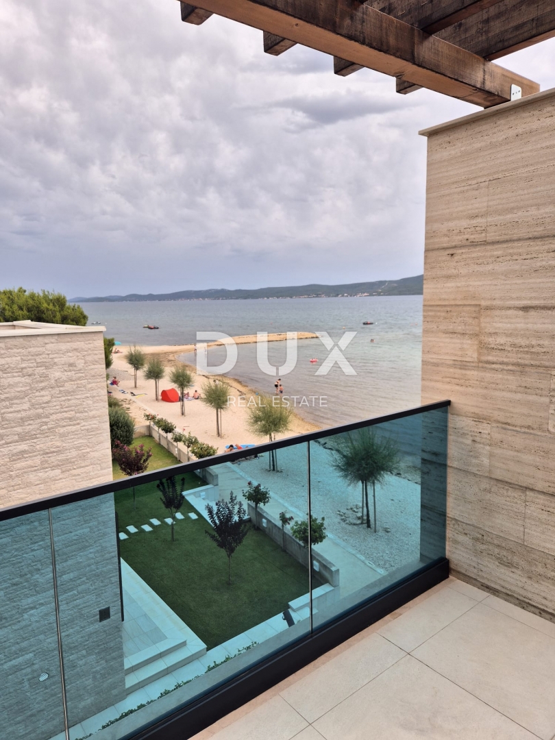 ZADAR, SUKOŠAN - Appartamento di tre piani arredato in modo lussuoso, in prima fila sulla spiaggia!