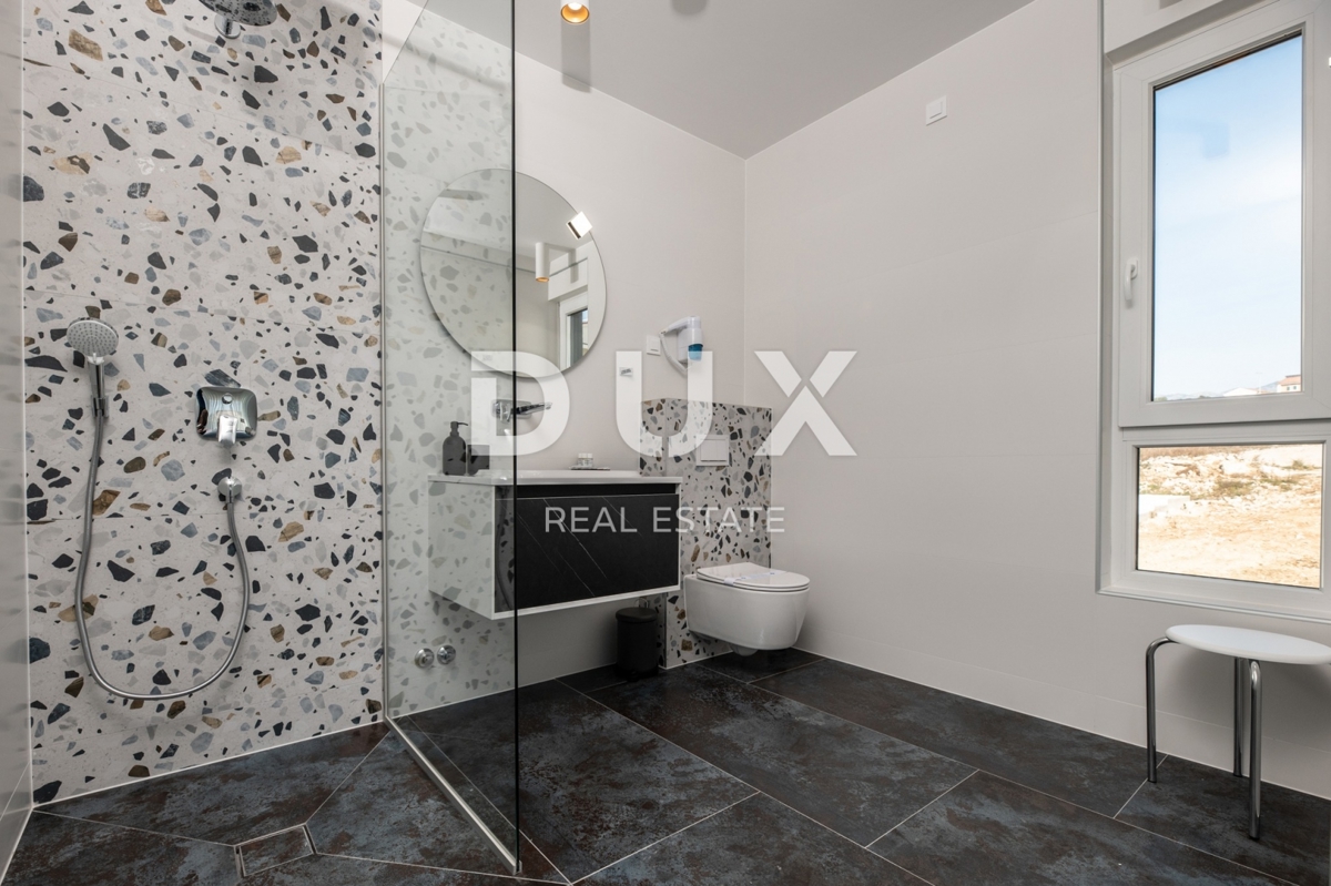 ISOLA DI PAG, NOVALJA - Villa con 4 camere da letto, piscina e sauna, 148,50 m2