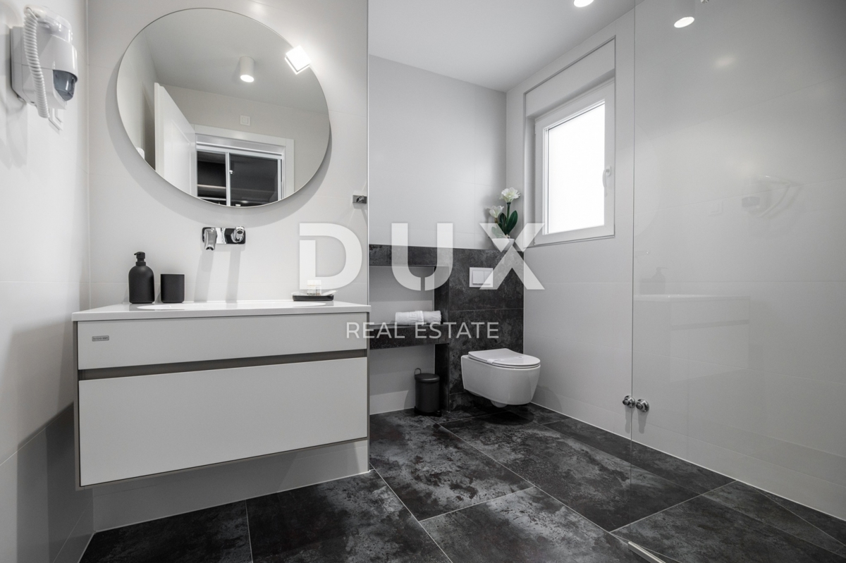 ISOLA DI PAG, NOVALJA - Villa con 4 camere da letto, piscina e sauna, 148,50 m2