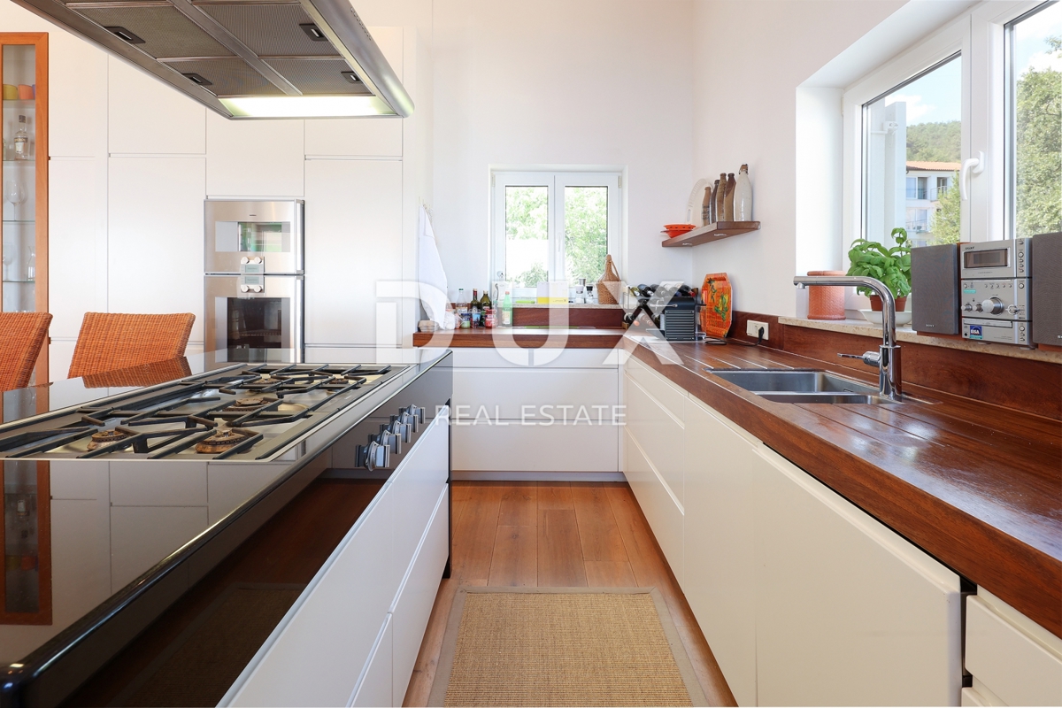 OPATIJA, LOVRAN – Attico con Piscina, Giardino e Vista Panoramica