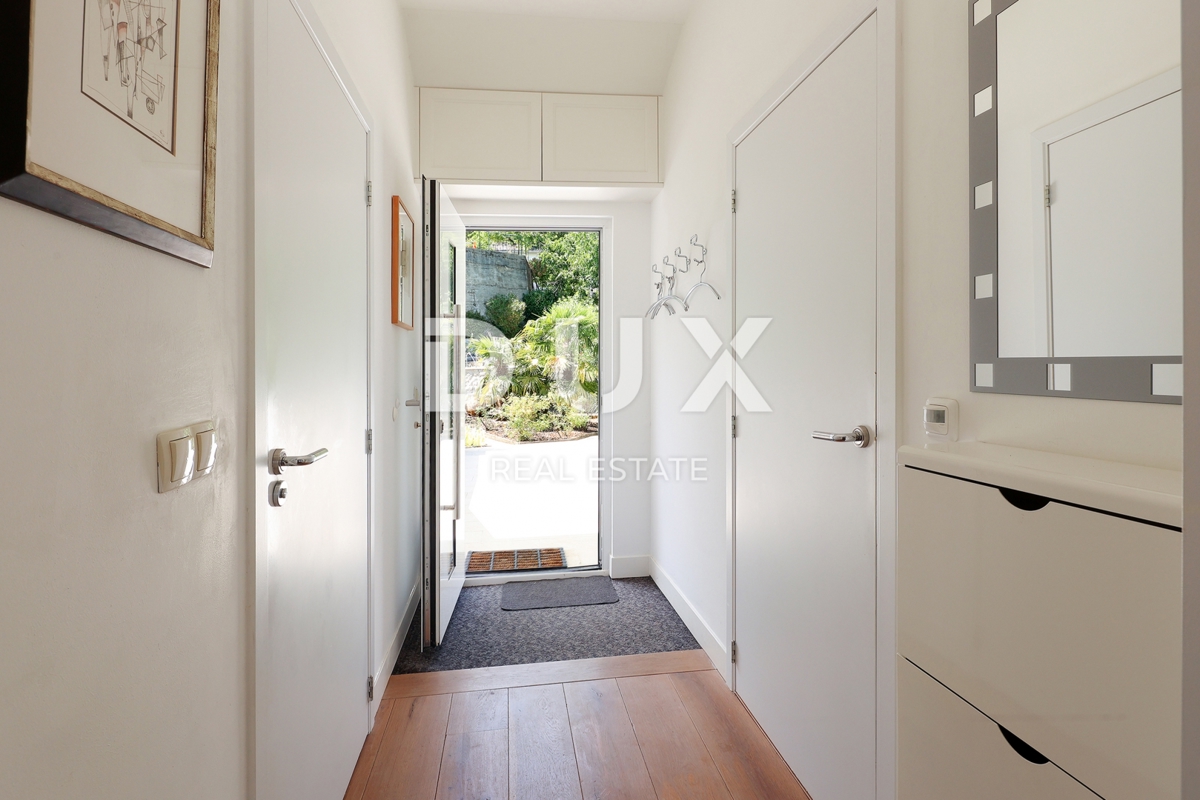 OPATIJA, LOVRAN – Attico con Piscina, Giardino e Vista Panoramica