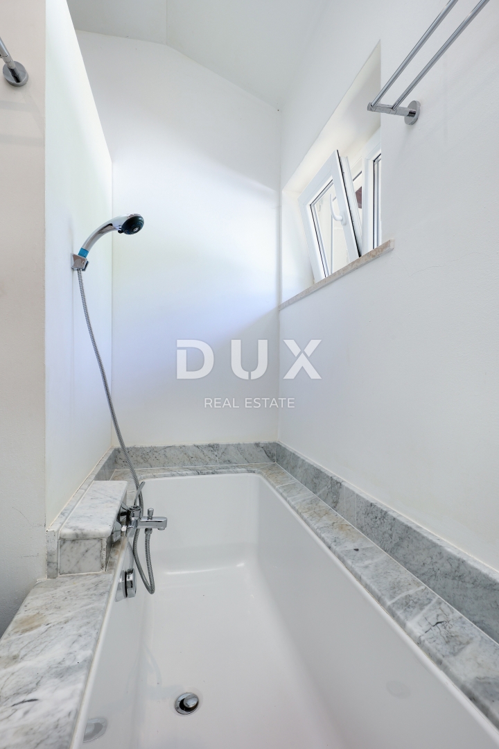 OPATIJA, LOVRAN – Attico con Piscina, Giardino e Vista Panoramica