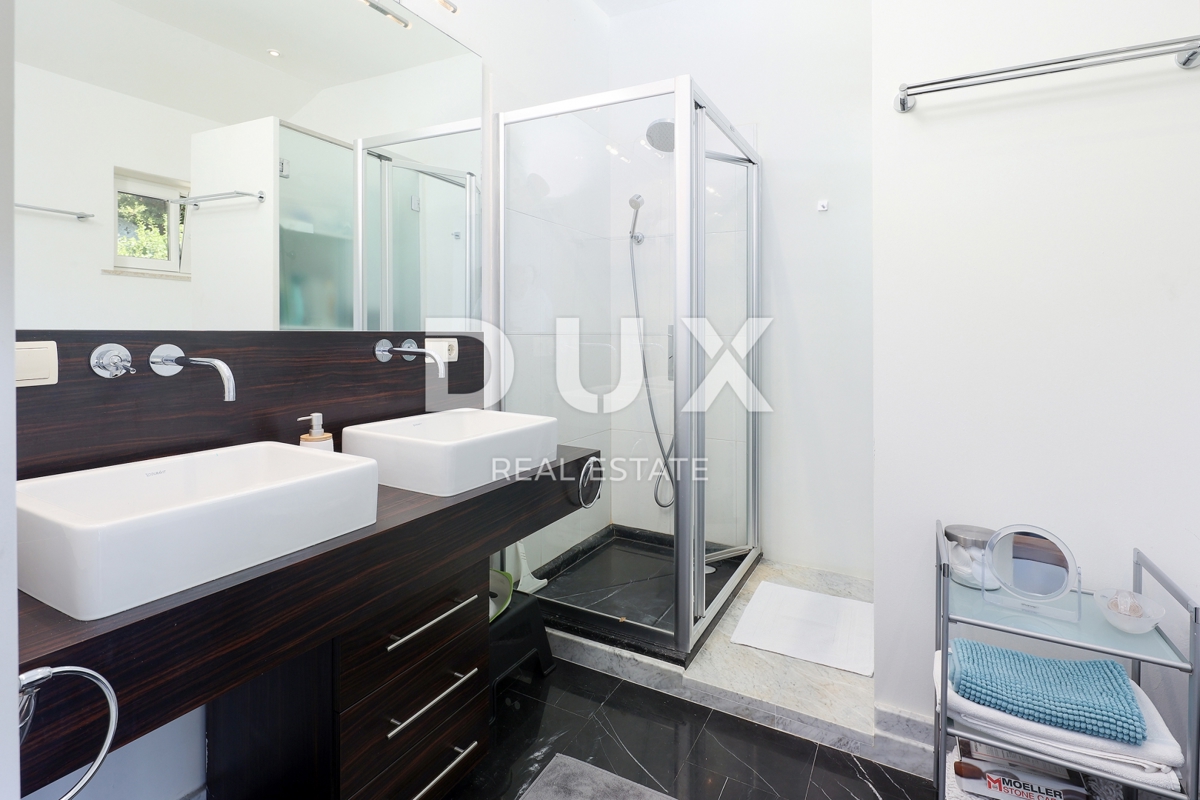 OPATIJA, LOVRAN – Attico con Piscina, Giardino e Vista Panoramica