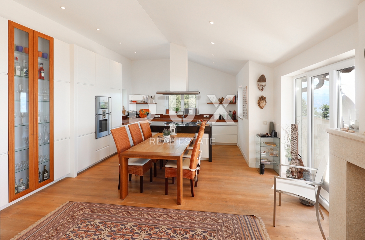 OPATIJA, LOVRAN – Attico con Piscina, Giardino e Vista Panoramica