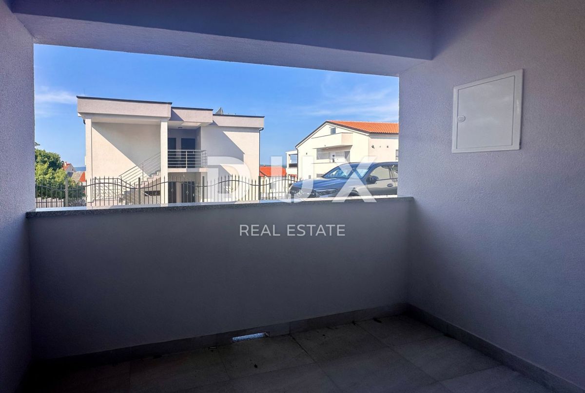 CRIKVENICA - Appartamento al piano terra con giardino, 2 camere + bagno, vicino al mare