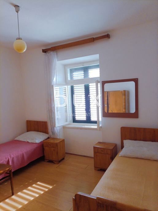 ISOLA DI PAG, NOVALJA - Casa indipendente nel centro di Novalja