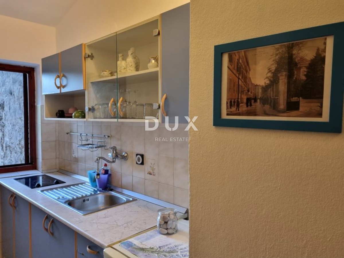 ISTRIA, POLA - Edificio residenziale con tre appartamenti e spazio commerciale nel cuore di Pola! 