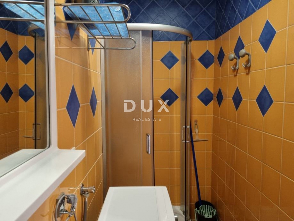 ISTRIA, POLA - Edificio residenziale con tre appartamenti e spazio commerciale nel cuore di Pola! 