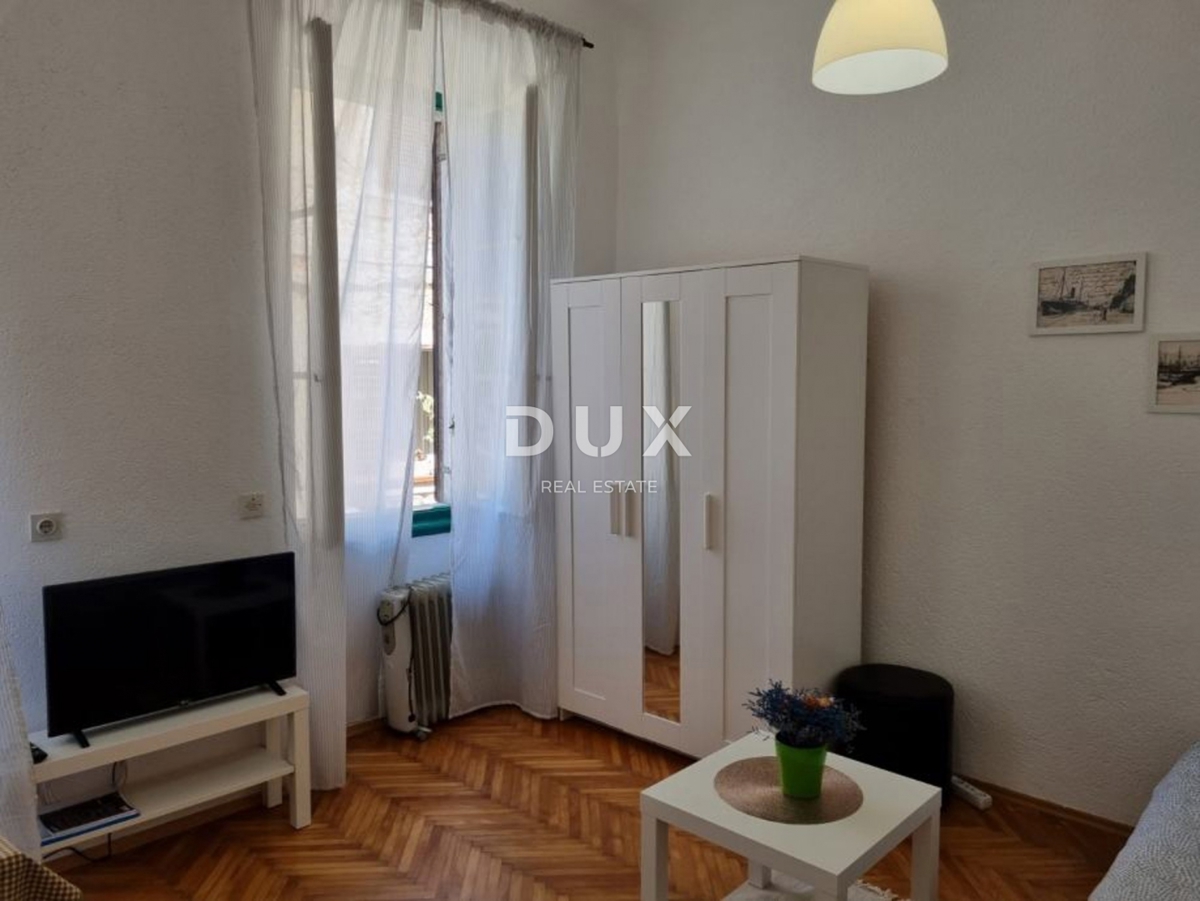 ISTRIA, POLA - Edificio residenziale con tre appartamenti e spazio commerciale nel cuore di Pola! 