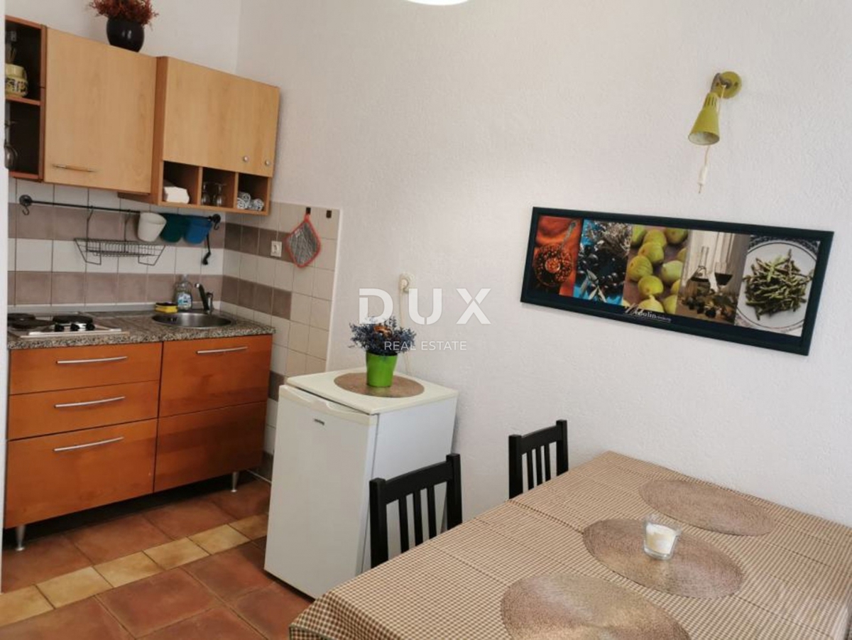 ISTRIA, POLA - Edificio residenziale con tre appartamenti e spazio commerciale nel cuore di Pola! 