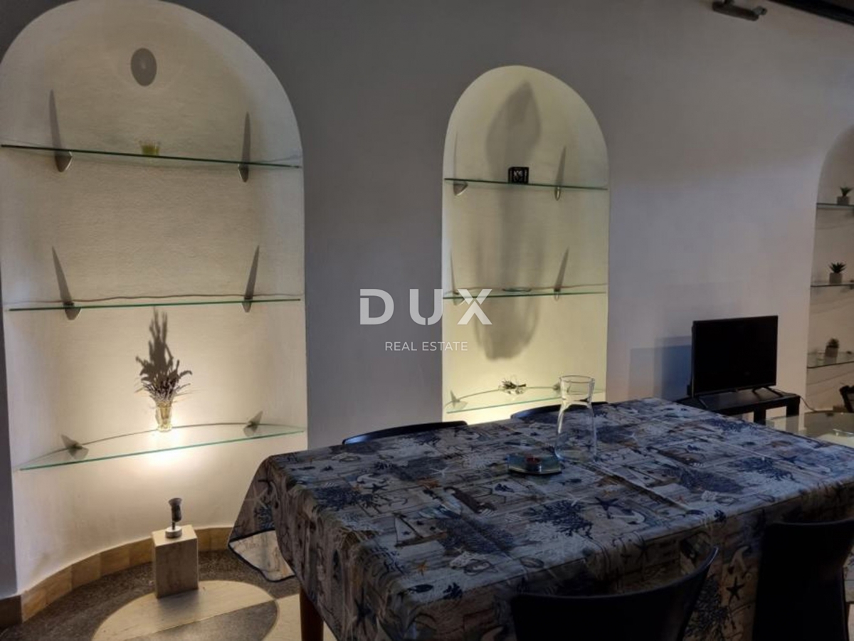 ISTRIA, POLA - Edificio residenziale con tre appartamenti e spazio commerciale nel cuore di Pola! 
