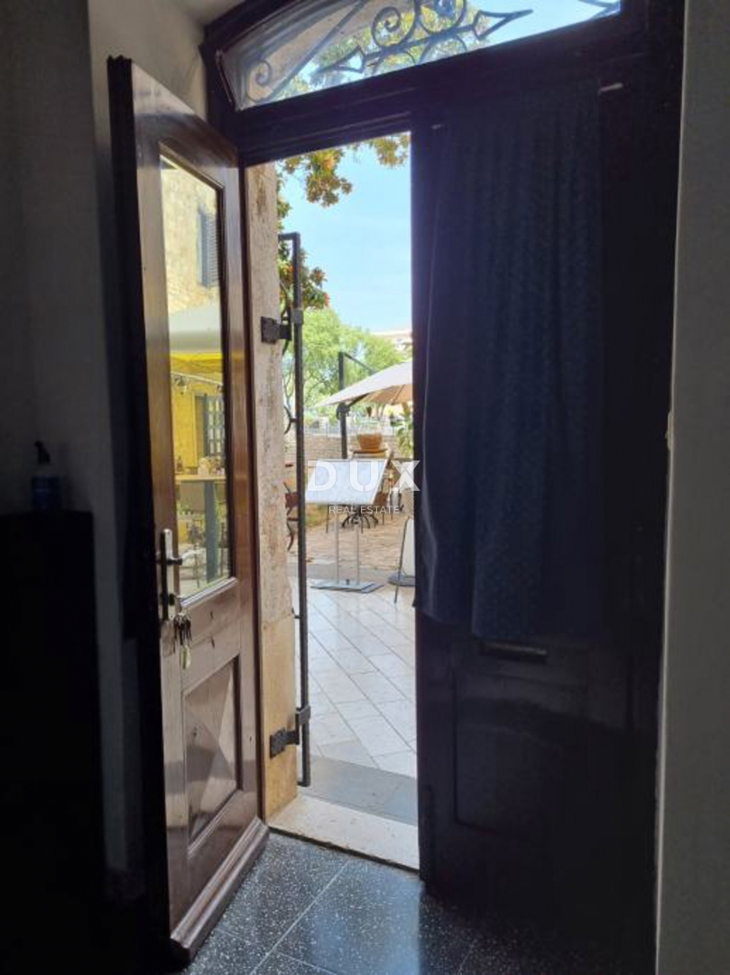 ISTRIA, POLA - Edificio residenziale con tre appartamenti e spazio commerciale nel cuore di Pola! 