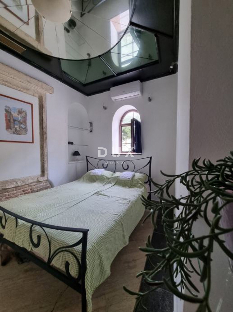 ISTRIA, POLA - Edificio residenziale con tre appartamenti e spazio commerciale nel cuore di Pola! 