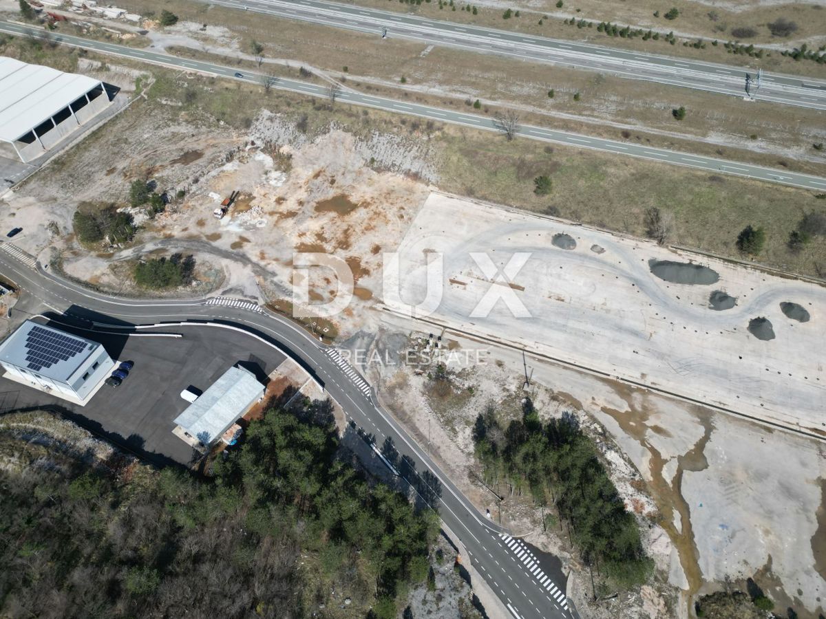 GROBNIK, ČAVLE, SOBOLI - terreno edificabile di 29.000 m2 nella zona commerciale per un capannone - spazio per uffici (destinazione: commerciale, artigianale, industriale)