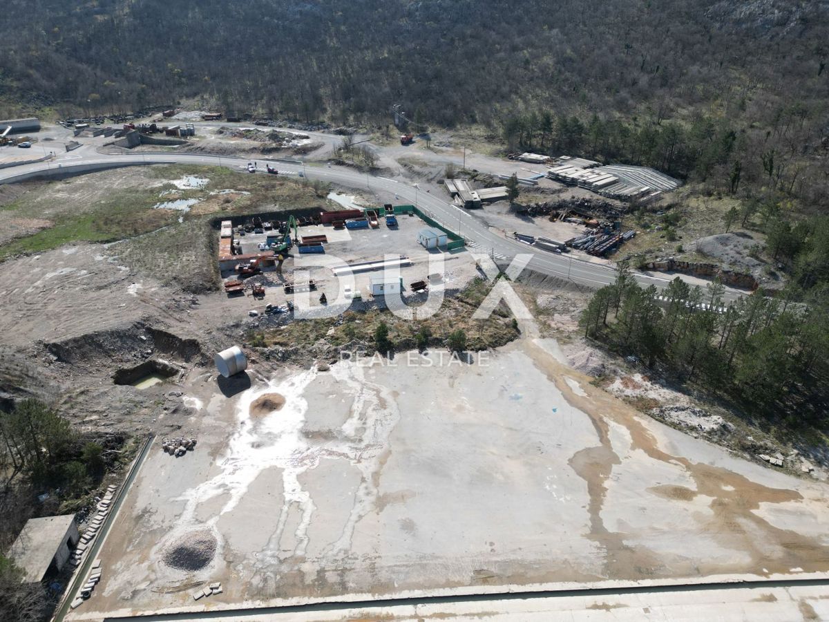 GROBNIK, ČAVLE, SOBOLI - terreno edificabile di 29.000 m2 nella zona commerciale per un capannone - spazio per uffici (destinazione: commerciale, artigianale, industriale)