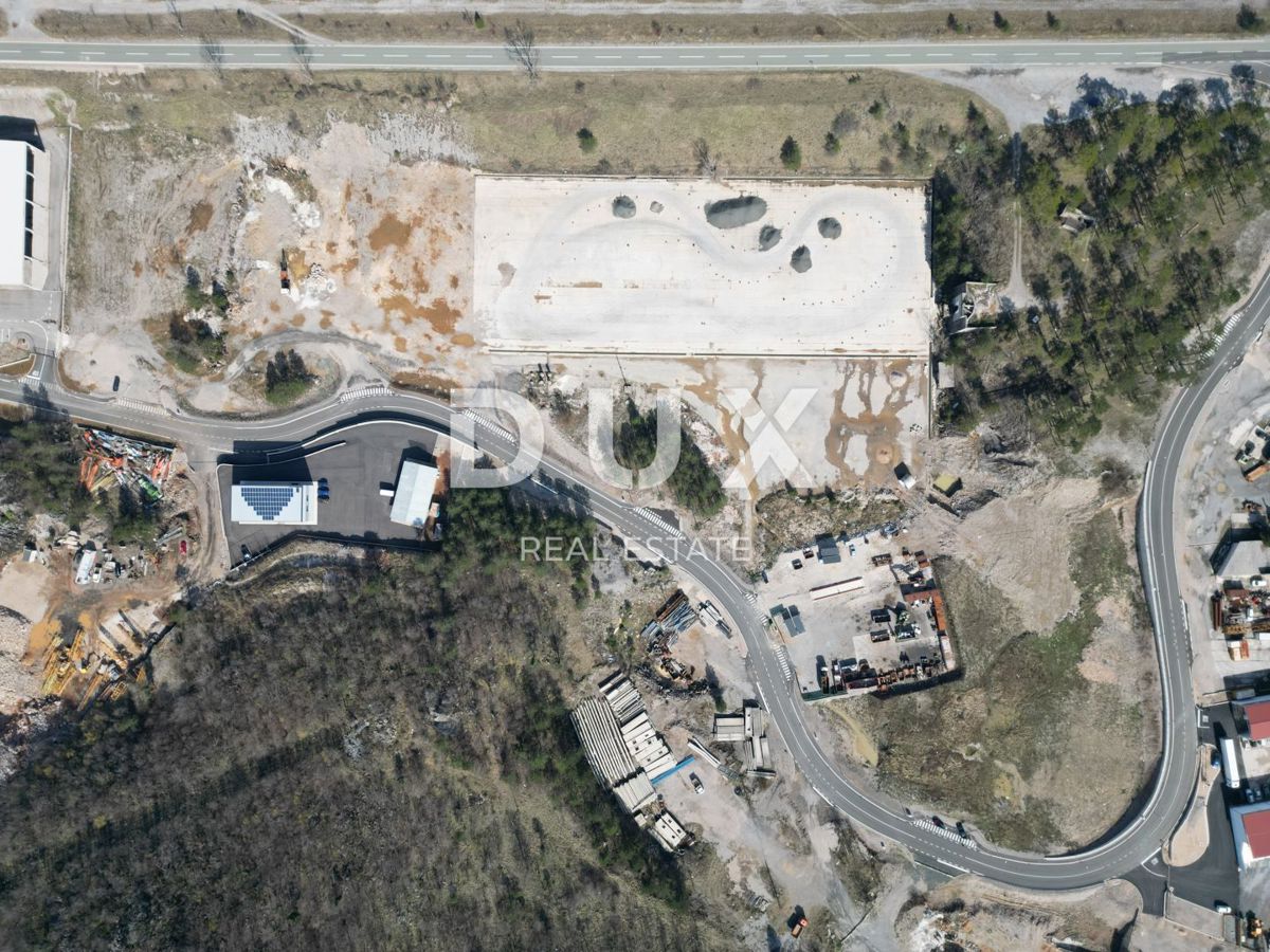 GROBNIK, ČAVLE, SOBOLI - terreno edificabile di 29.000 m2 nella zona commerciale per un capannone - spazio per uffici (destinazione: commerciale, artigianale, industriale)