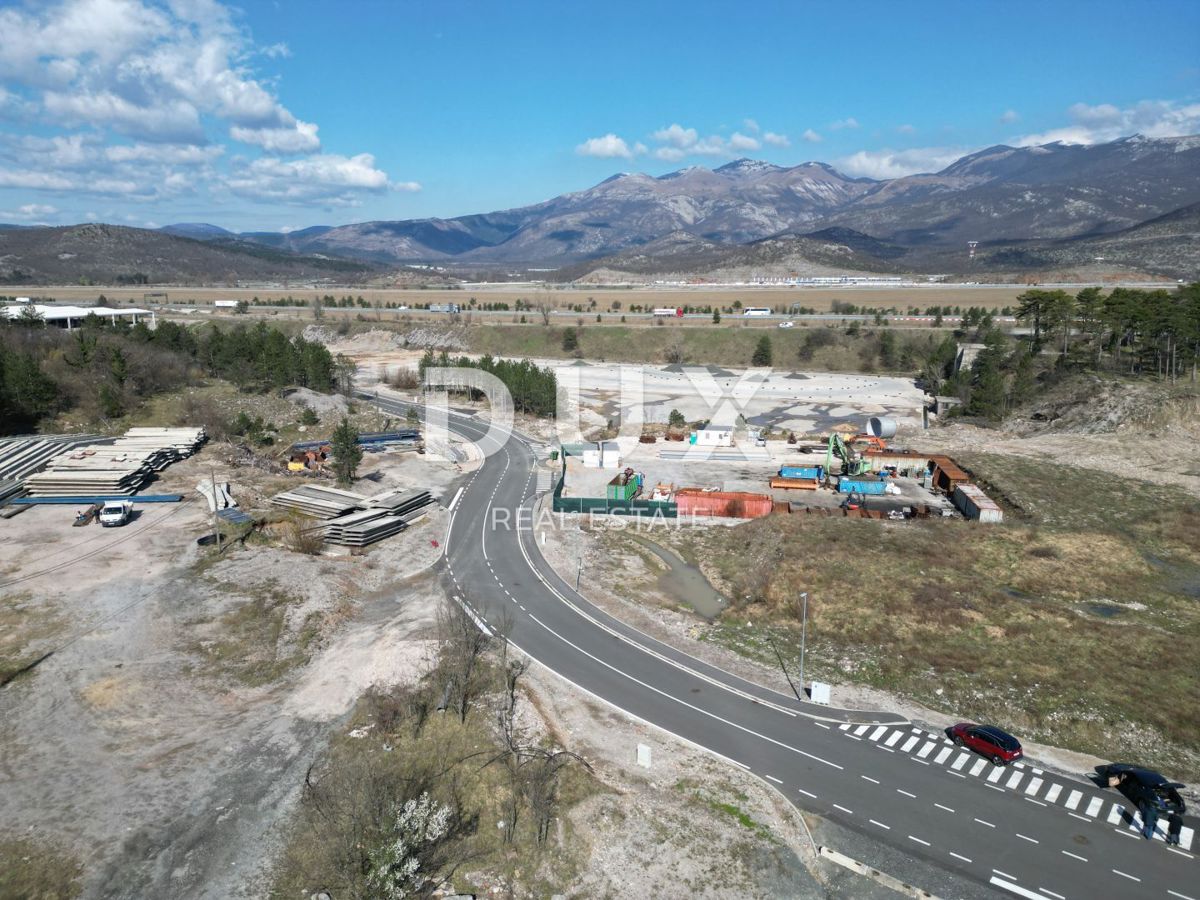 GROBNIK, ČAVLE, SOBOLI - terreno edificabile di 29.000 m2 nella zona commerciale per un capannone - spazio per uffici (destinazione: commerciale, artigianale, industriale)