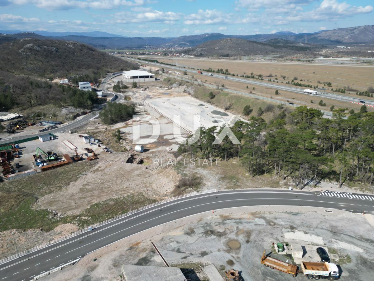 GROBNIK, ČAVLE, SOBOLI - terreno edificabile di 29.000 m2 nella zona commerciale per un capannone - spazio per uffici (destinazione: commerciale, artigianale, industriale)