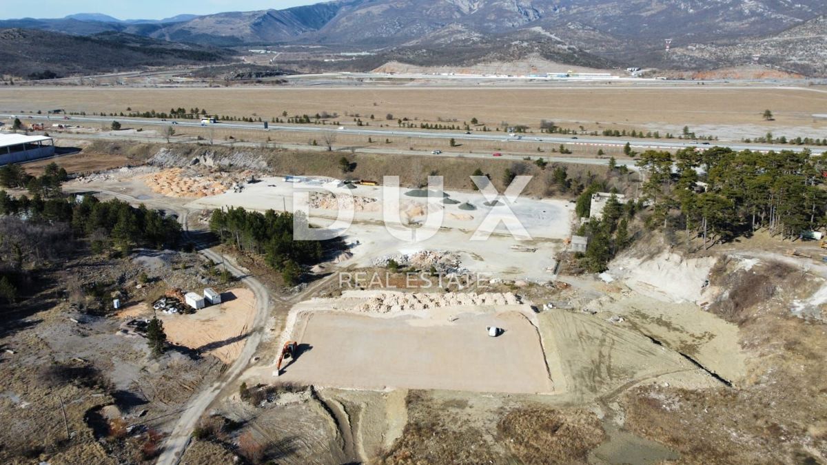 GROBNIK, ČAVLE, SOBOLI - terreno edificabile di 29.000 m2 nella zona commerciale per un capannone - spazio per uffici (destinazione: commerciale, artigianale, industriale)