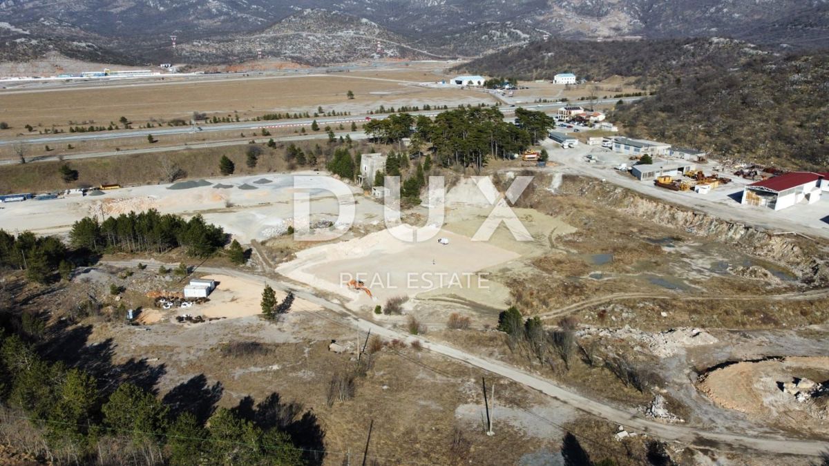GROBNIK, ČAVLE, SOBOLI - terreno edificabile di 29.000 m2 nella zona commerciale per un capannone - spazio per uffici (destinazione: commerciale, artigianale, industriale)
