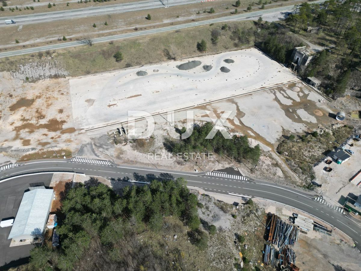 GROBNIK, ČAVLE, SOBOLI - terreno edificabile di 29.000 m2 nella zona commerciale per un capannone - spazio per uffici (destinazione: commerciale, artigianale, industriale)