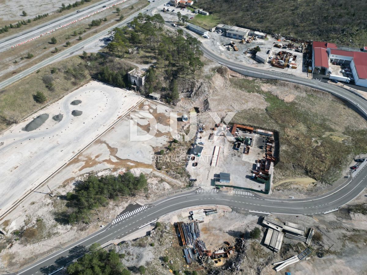 GROBNIK, ČAVLE, SOBOLI - terreno edificabile di 29.000 m2 nella zona commerciale per un capannone - spazio per uffici (destinazione: commerciale, artigianale, industriale)