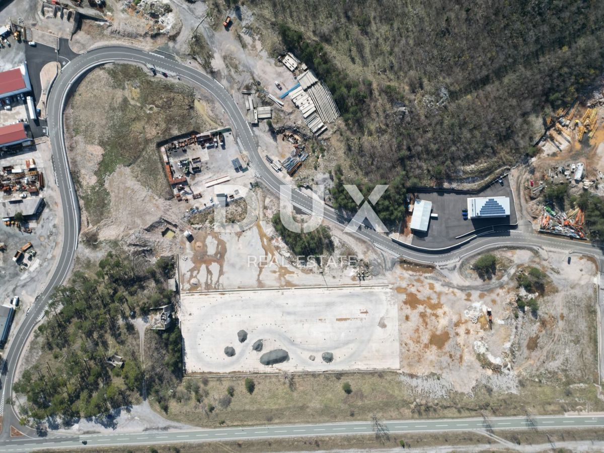 GROBNIK, ČAVLE, SOBOLI - terreno edificabile di 29.000 m2 nella zona commerciale per un capannone - spazio per uffici (destinazione: commerciale, artigianale, industriale)