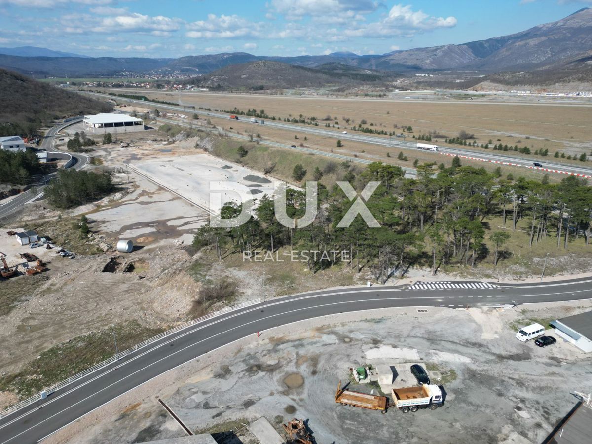 GROBNIK, ČAVLE, SOBOLI - terreno edificabile di 29.000 m2 nella zona commerciale per un capannone - spazio per uffici (destinazione: commerciale, artigianale, industriale)