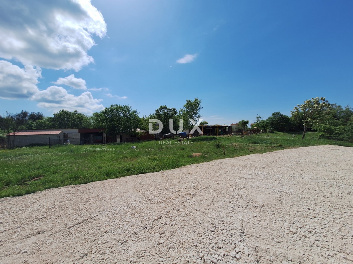 ISTRIA, SVETVINČENAT – Terreno con permesso definitivo e progetto di casa con piscina