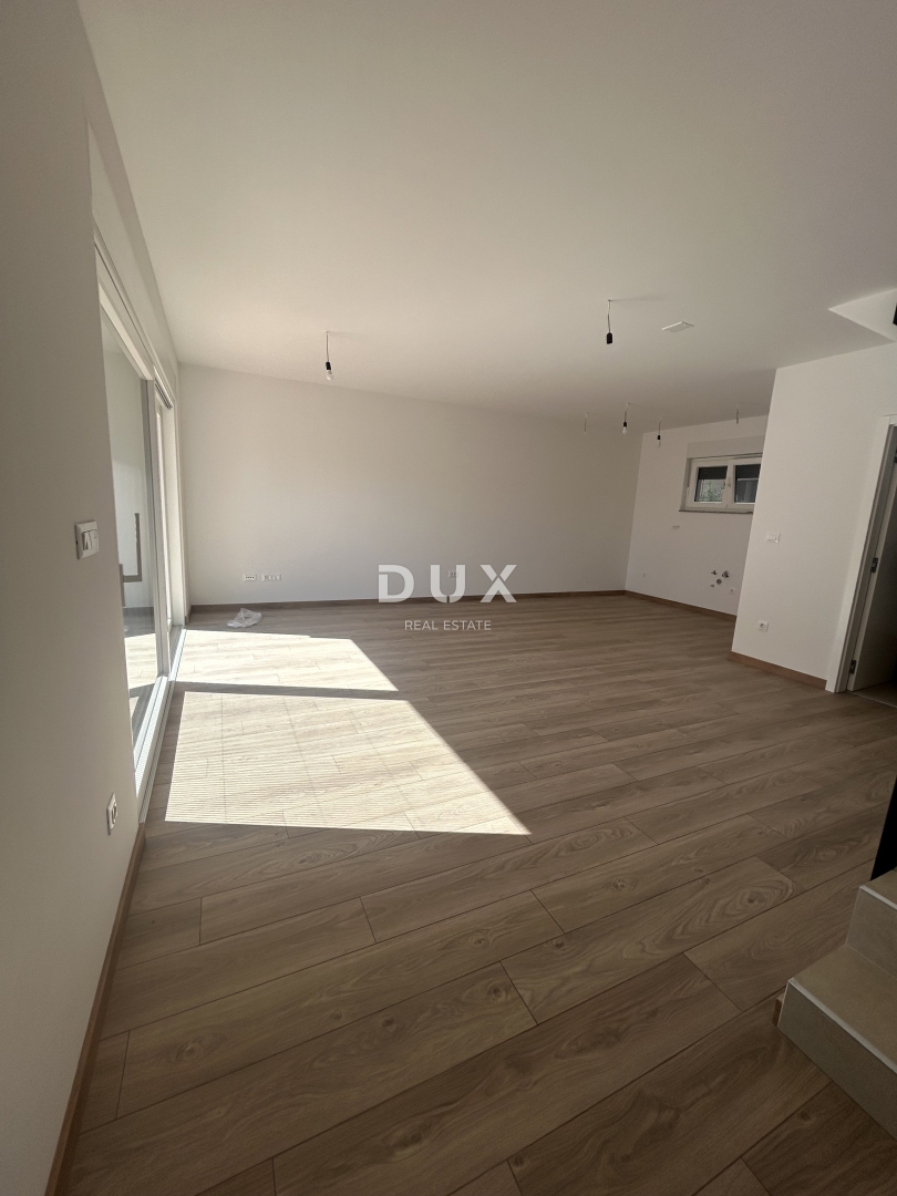 ŠIBENIK, VODICE – Lussuoso appartamento duplex in posizione attraente, a 200 m dalla spiaggia