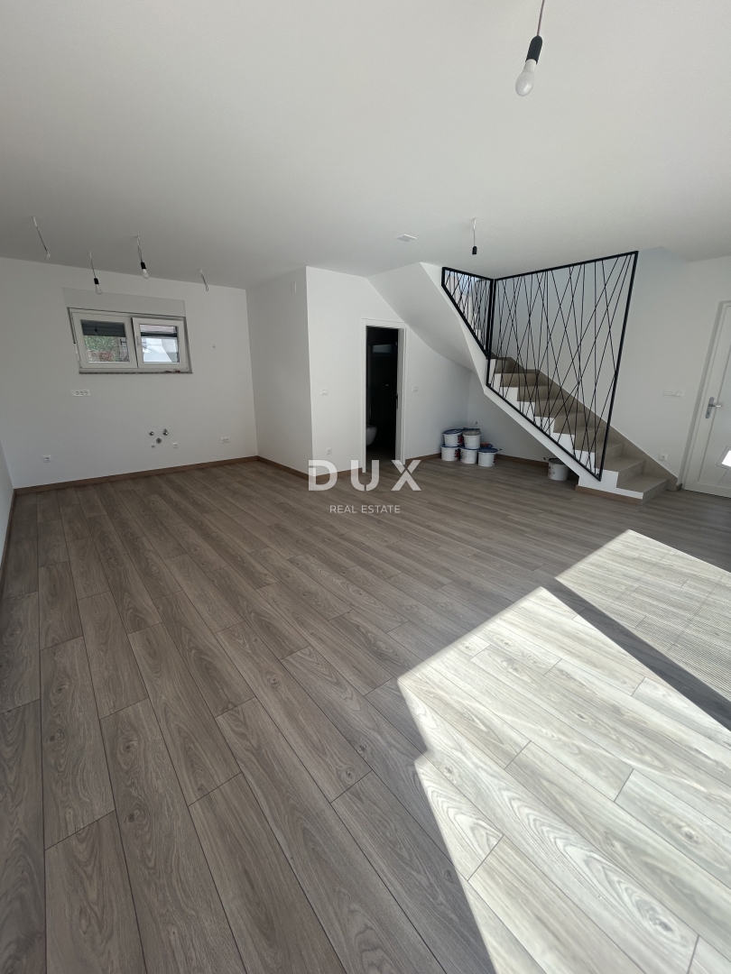 ŠIBENIK, VODICE – Lussuoso appartamento duplex in posizione attraente, a 200 m dalla spiaggia