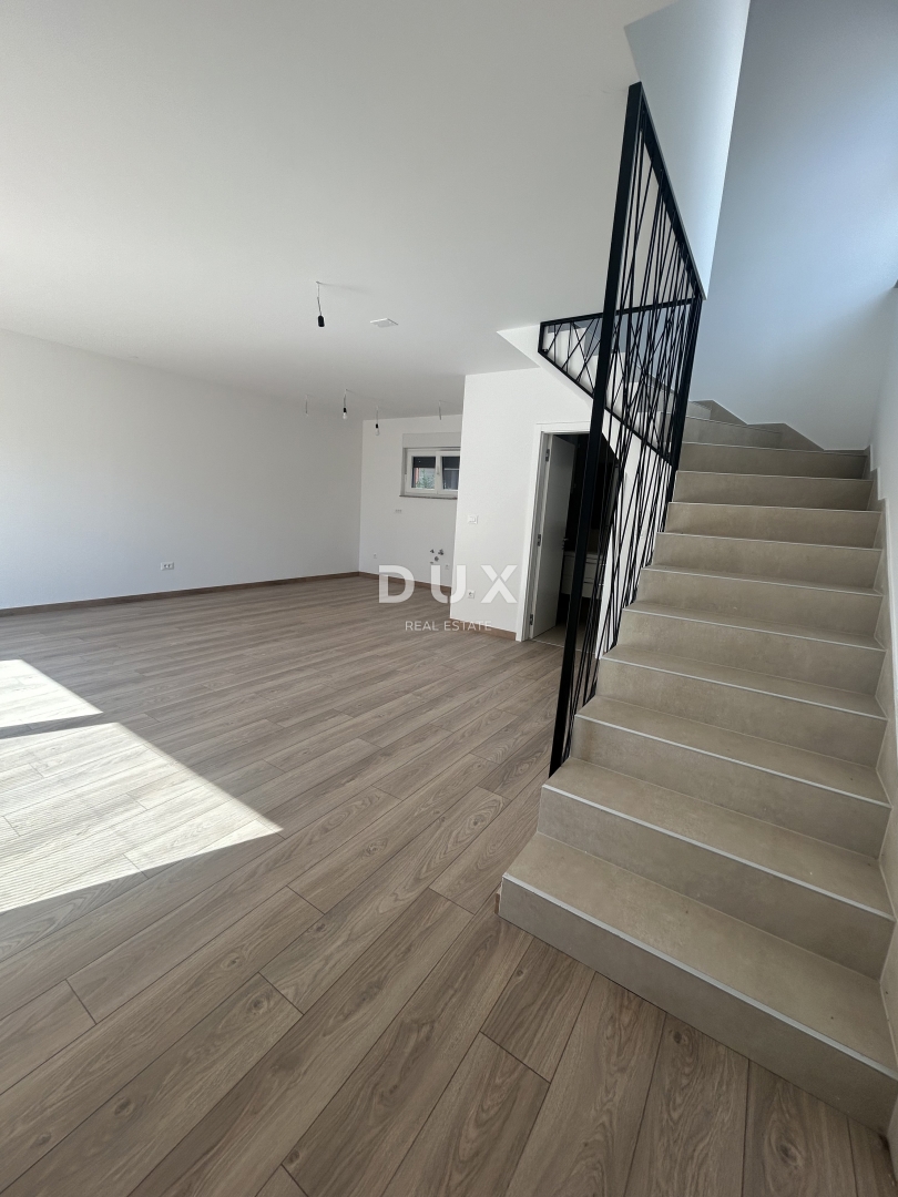 ŠIBENIK, VODICE – Lussuoso appartamento duplex in posizione attraente, a 200 m dalla spiaggia