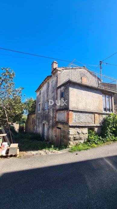 ISTRIA, HUM – Attraente proprietà di 8,4 ettari con due case legalizzate e terreno edificabile!