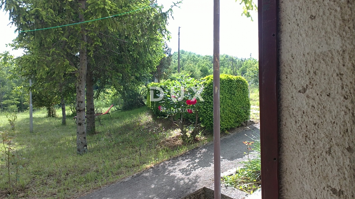 ISTRIA, HUM – Attraente proprietà di 8,4 ettari con due case legalizzate e terreno edificabile!