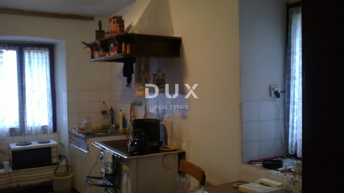 ISTRIA, HUM – Attraente proprietà di 8,4 ettari con due case legalizzate e terreno edificabile!