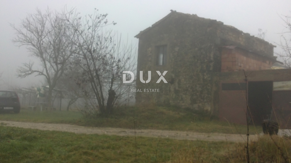 ISTRIA, HUM – Attraente proprietà di 8,4 ettari con due case legalizzate e terreno edificabile!