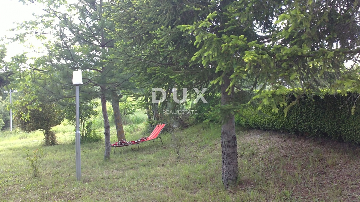 ISTRIA, HUM – Attraente proprietà di 8,4 ettari con due case legalizzate e terreno edificabile!