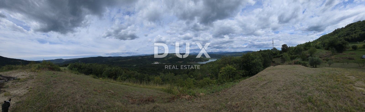 ISTRIA, HUM – Attraente proprietà di 8,4 ettari con due case legalizzate e terreno edificabile!